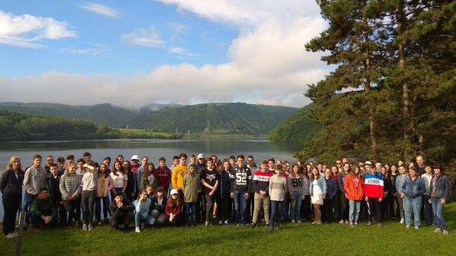 Gyalu (Gilău) Kolozsvártól 17 km-re nyugatra fekszik, átszeli az E60-as európai út.