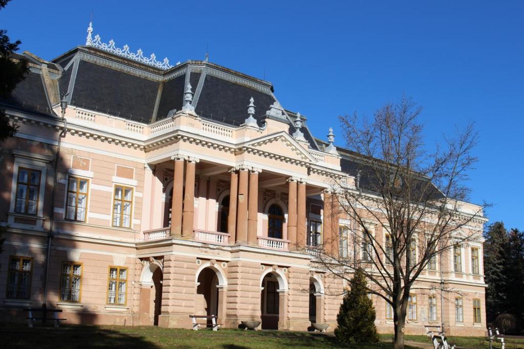 kastélyának parkjában A