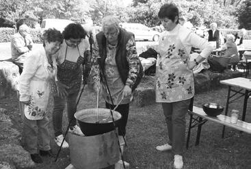 csapolt sör, még virsli is, igaz, hogy hot dogban. Mindezt még főzőversennyel tetézték, hiszen ez a nap a civil szervezeteké is volt.