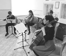 A zenekar tagjai a műfaj nagy zeneszerzői által komponált darabokat adták elő, többek között Mozart: A-dúr fuvolanégyesét, vagy Gliére: Bölcsődalát is.