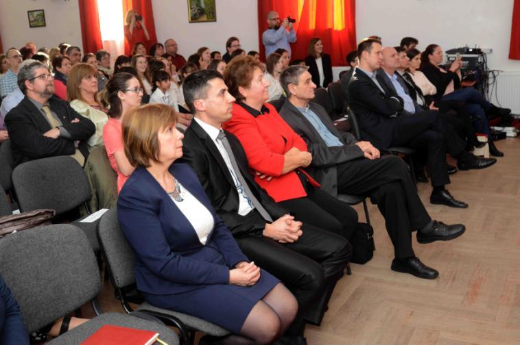Nevelőszülői toborzó Nevelőszülő Toborzó Nap Nagybajomban A nagybajomi művelődési házban megtartott nevelőszülői toborzó napon, 2019.