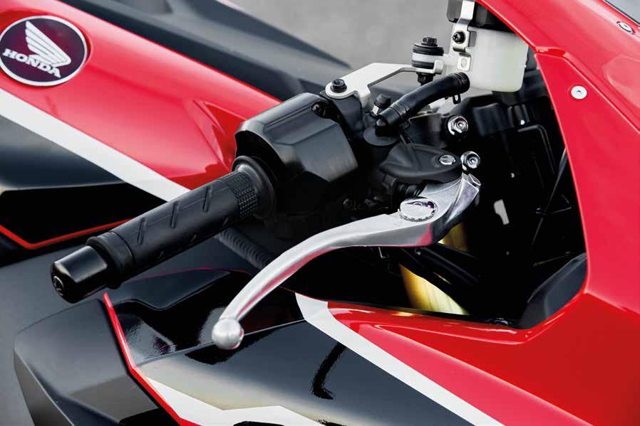 A kilenc fokozatban állítható, akár ki is kapcsolható berendezés az inerciamérő-egységgel (Inertial Measurement Unit, IMU) folyamatosan figyeli a motorkerékpár működését és aktuális helyzetét, s