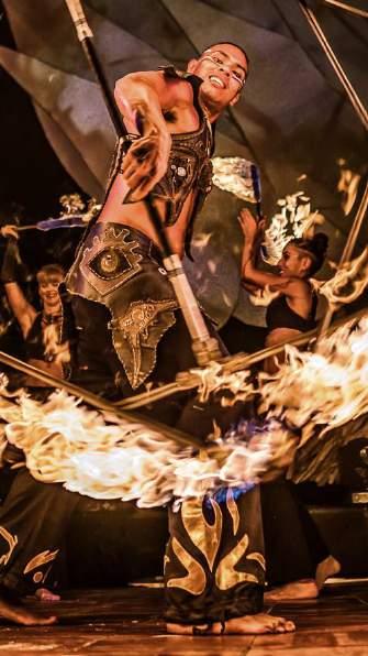 21.30 PYRODANZA (CRC) Széchenyi tér Dzsámi előtt A Costa Rica-i társulatot a világ élvonalába tartozó tűzzsonglőrök alkotják, előadásaik a modern tűztánc és tűzzsonglőr műfaj gyöngyszemei.