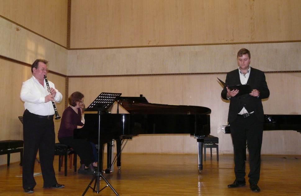 Pintér László - ének, Varga István -klarinét és Bálint Alexandra - zongora Ezt követte a "Koncerto alt szaxofonra" (eredetileg szimfónikus zenekarra és szaxofonra írt) opus szaxofon-zongora