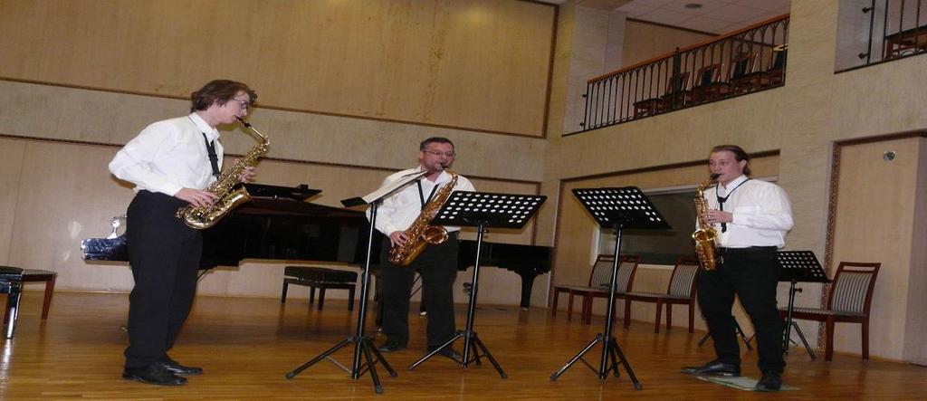 kapcsolatban - itt, a szaxofon-zongora verzióban viszont nagyon sok szín hiányzott abból, amit az orchestra és a dirigens tudott mutatni a műről. Leginkább talán: a záró tétel harsonáinak drámaisága.
