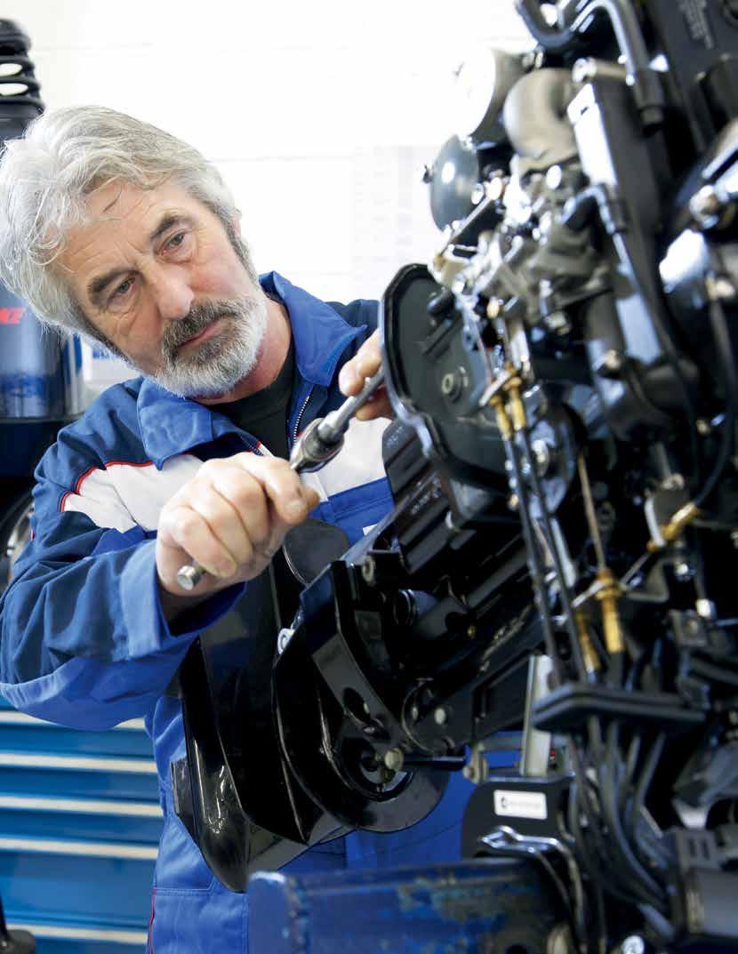 SUZUKI HAJÓMOTORJÁNAK KARBANTARTÁSA A NYUGALMA ÉRDEKÉBEN Suzukija maradjon 100% Suzuki A rendszeres karbantartás elengedhetetlen ahhoz, hogy hajómotorja zökkenőmentesen és megbízhatóan működjön.