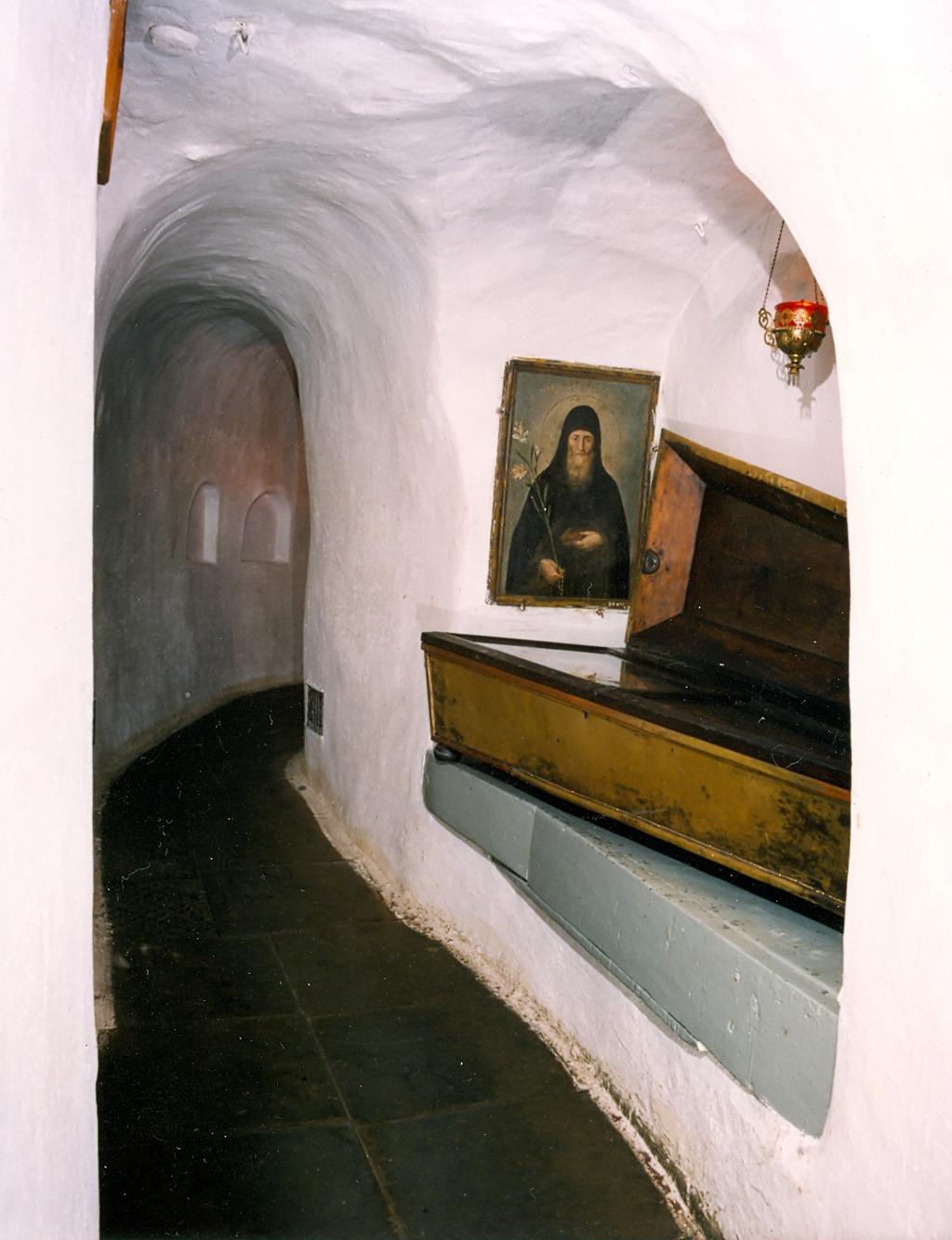 RUZSA GYÖRGY 167 1. kép. Szent Magyar Mózes sírja a Kijevi Barlangkolostorban. (Fotó: Legeza László) Szent Magyar Mózesnek orosz földön igen nagy kultusza alakult ki.