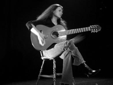 November 24. péntek este 7 óra (Színházterem) NYESŐ MARI KONCERT Első önálló lemeze 1992-ben jelent meg saját dalaival.