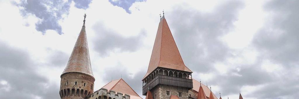 A Retyezát környékén elég nehéz olyan szálláshelyet találni, ahová a busz is felmegy, ahol 60-70 embert fogadni tudnak, és a legalább napi egy meleg étkezés is megoldható.