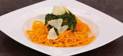 bazsalikom 2 ek fenyőmag 70 g parmezán vagy pecorino sajt (kemény sajt juhtejből) 2 db fokhagyma gerezd 150 ml jó minőségű olívaolaj 500 g édesburgonya Édesburgonya spagetti pesztóval és parmezánnal
