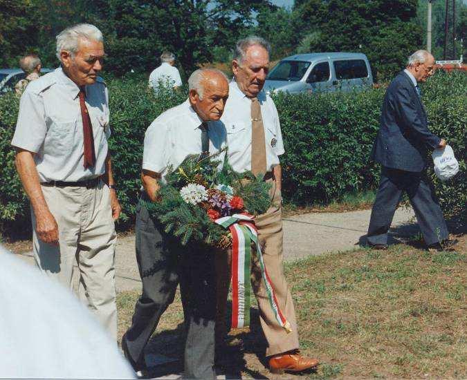 A szövetség kiemelt, országos szintő rendezvényei 1998-2002 Országos ejtıernyıs találkozó került megszervezésre a 34. Bercsényi László felderítı zászlóalj laktanyájában. Szolnokon 1998. október.