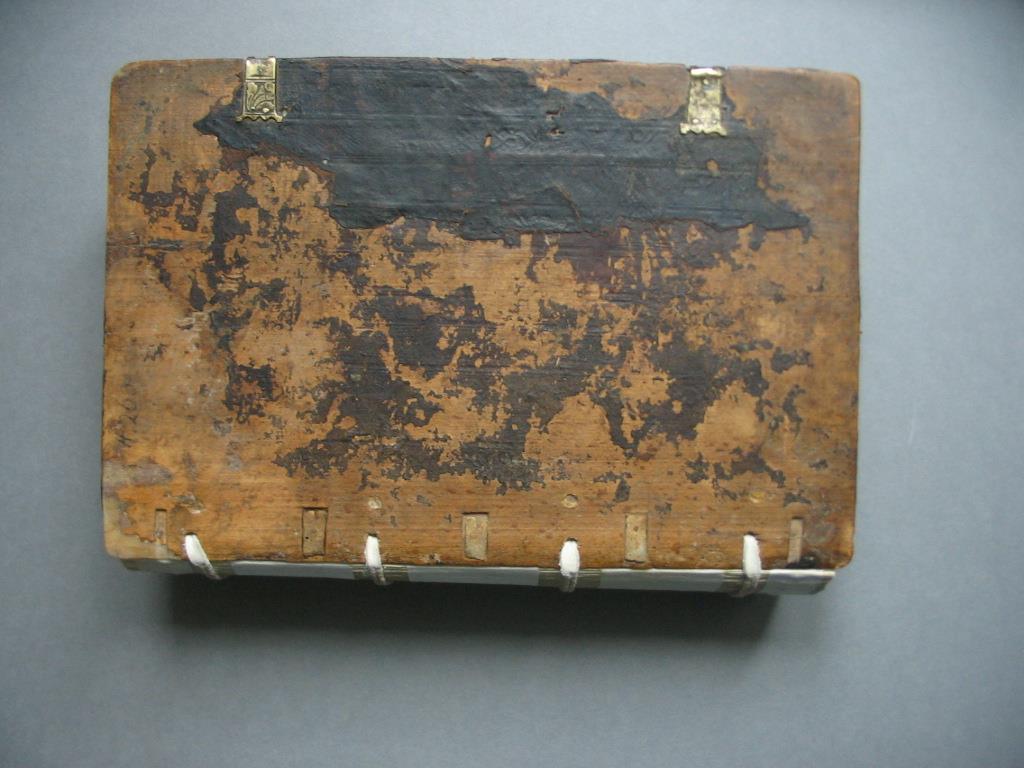 3 A kötet teljes szétszedése, a könyvtest lapjaira bontása az eredeti fűzési technológia dokumentálásával. Lapok száraztisztítása: ecsetelés, radírozás kénmentes radírporral, latex szivaccsal.