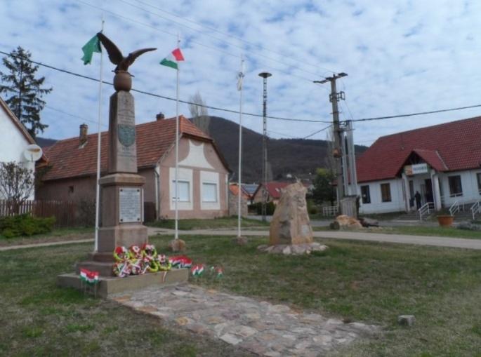 Az utak menti zöldsávok, utcai fasorok, a sávelválasztó szigetek esetlegesek, ennek egyfelől az az oka, hogy az utcák szűkek, és nincs fizikailag lehetőség az út menti zöldterület kialakítására,