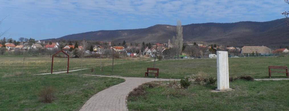 A település déli részén található, szép fekvésű közpark A teljes közigazgatási területet tekintve ez kiegészül az erdők és a szőlőhegyek biológiailag aktív felszíneivel.