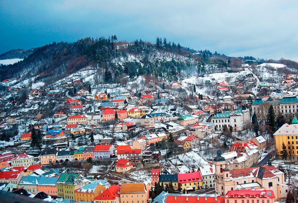 A települést pedig a pásztor neve után hívják németül Schemnitz-nek, magyarul Selmecbányának, röviden Selmecnek, szlovákul Banská Štiavnicának. A Selmeci-érchegységben a 9.