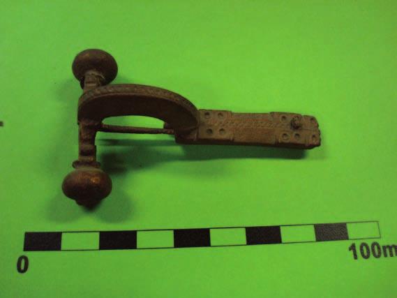 A legnagyobb számban előforduló fibulatípus Scarbantiában a hagymafejes fibula (5. kép). Ez a típus a nevét a fejen található hagyma alakú gombokról kapta.