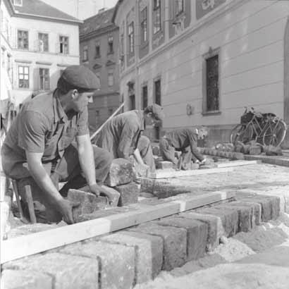 2. kép. Útkövezők, Hátsókapu, 1969. szeptember 13. (Fotó: G. Nagy Béla) ábrázolás sokkal inkább realista, annak ellenére is, hogy a fényképnek általában sajátja a valóság szebbnek mutatása. G. Nagy Béla lajstromba veszi a város ismert arcait és a mindennapok emberét.
