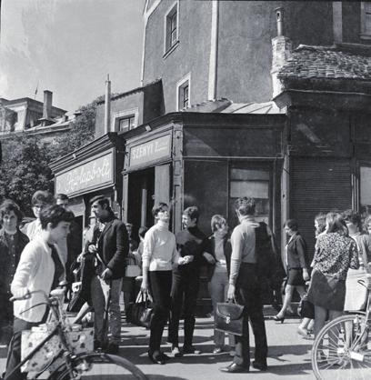 4. kép. Életkép Szényi Zoltán órásmester üzlete előtt. A képen felismerhetők Szilágyi Tibor és Sunyovszky Szilvia színművészek. 1969. augusztus 30. (Fotó: G.