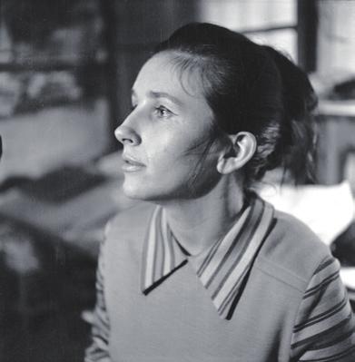 6. kép. Sulyok Gabriella, 1970. január 14. (Fotó: G. Nagy Béla) mit, amivel feloldotta azt a kényszeredett magatartást, amit gyakran tetten érünk azon, aki észreveszi, hogy fényképezik.