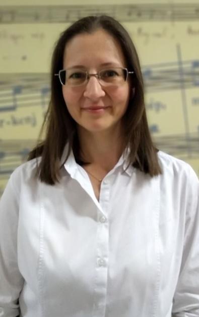 Dr. Pintér-Keresztes Ildikó tanszékvezető, főiskolai docens Zenei tanulmányait Nyíregyházán a Kodály Zoltán Általános Iskolában kezdte, ahol Szabó Dénes Lisztdíjas karnagy vezetése alatt a Cantemus