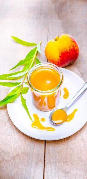 Őszibarack-verbéna coulis Program Coulis 4 5 perc 15 perc 500 g sárga őszibarack 1 citrom 100 g demerara cukor 4 friss verbénalevél 1. Mossa és hámozza meg az őszibarackokat.