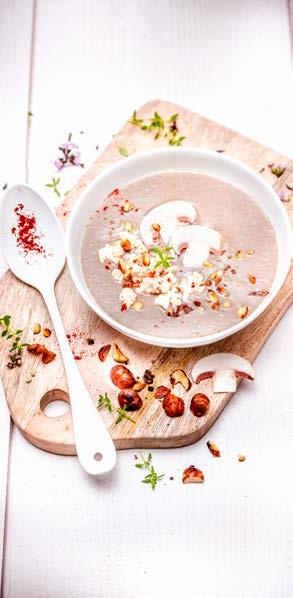Csiperkegomba leves kecskesajt gombóccal és pirított mandulával Program Soup (Leves) 6 20 perc 30 perc 500 g fehér csiperkegomba 1 burgonya 1 gerezd fokhagyma 1 ág kakukkfű 100 ml tejszín 500 ml víz