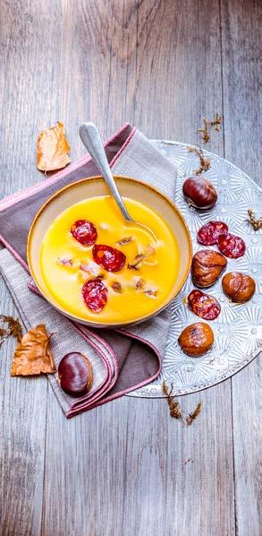 Sütőtökleves gesztenyefalatkákkal és chorizo ropogóssal Program Soup (Leves) 6 10 perc 35 perc 500 g sütőtök 1 burgonya 1 mogyoróhagyma 1 zellerszár 600 ml víz 1 zöldségleves kocka 300 g előfőzött és