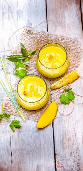 Trópusi smoothie Program Green Smoothie (Zöld smoothie) 4 10 perc 1/2 friss ananász (kb. 350 g) 1 mangó (kb. 350 g) 300 ml kókuszvíz 5 ág koriander 2 ek folyós méz 1.
