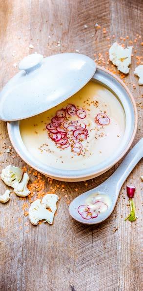Karfiol és vöröslencse Velouté (leves) Program Soup (Leves) 4 15 perc 30 perc 500 g karfiol 80 g vöröslencse 1 mogyoróhagyma 700 ml víz 1 zöldségleves kocka Pár ág koriander 3 ek szezámmag 10 retek 2