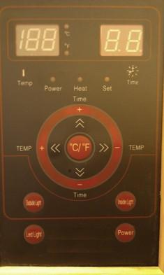 BEKAPCSOLÁS: nyomja meg a POWER gombot a vezérlőpanelen, ezután a zöld POWER LED és a piros C /F LED világít. 15 másodpercen belül a kijelzőn megjelenik az aktuális hőmérséklet és az idő.
