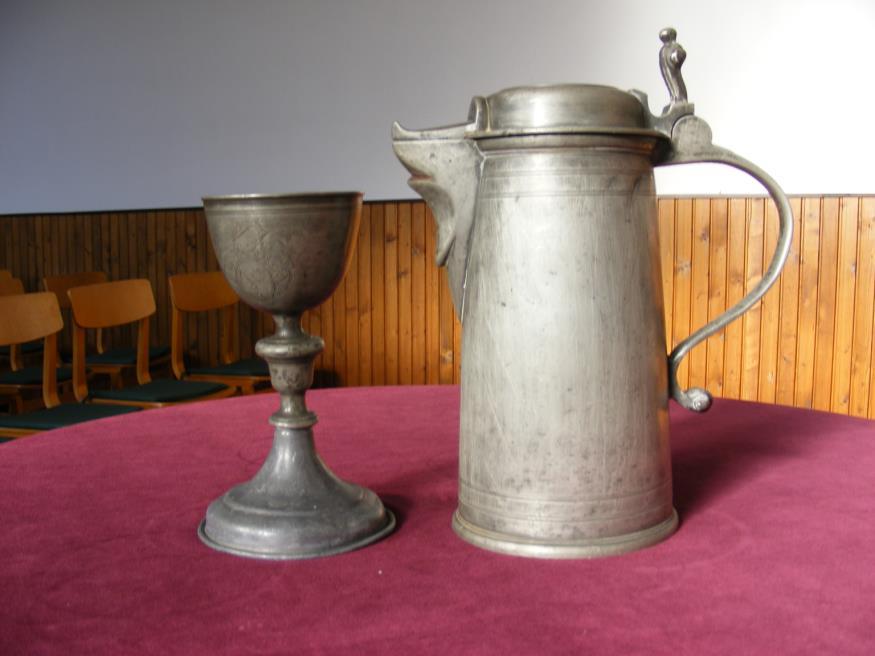 A szegények ezüstje Vámosmikoláról A falusi egyházközségek az úrvacsoraosztáshoz általában ónból készült tányért, kannát és kelyhet használtak.