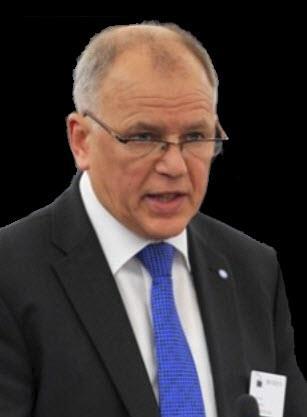 Neven Mimica Vytenis Povilas Andriukaitis Vladis Dombrovskis 1971-ben született, lengyel ősökkel rendelkezik. A rigai egyetemen mérnökigazdasági diplomát szerzett.