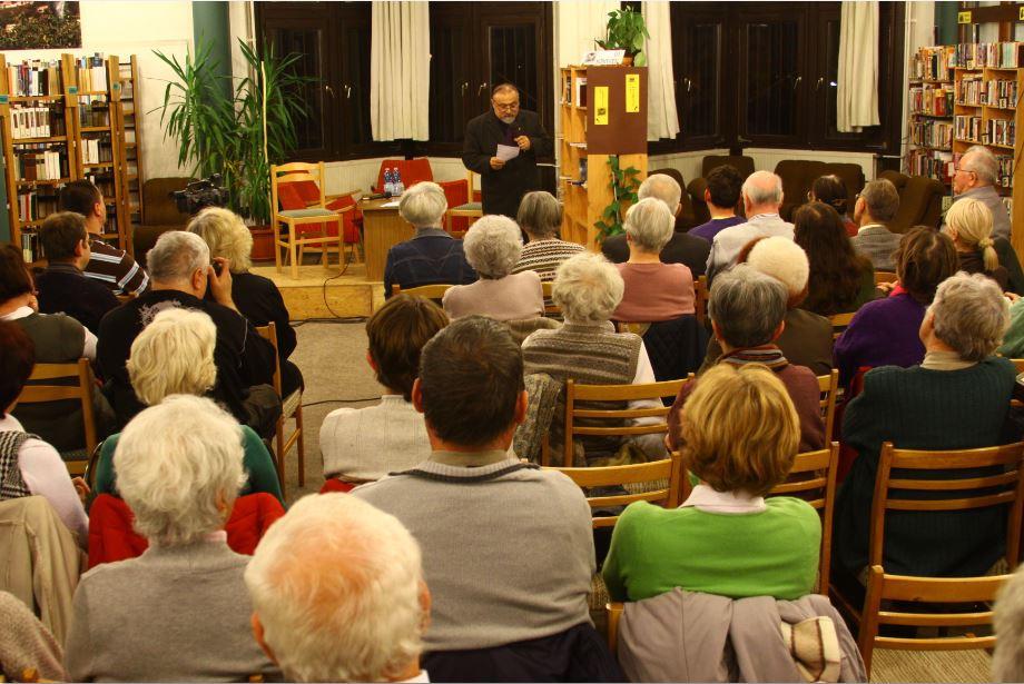 Decemberben két prominens személyiséggel találkozhattak az érdeklődők. Csókay András idegsebész 2013. december 9- én látogatott el könyvtárunkba.
